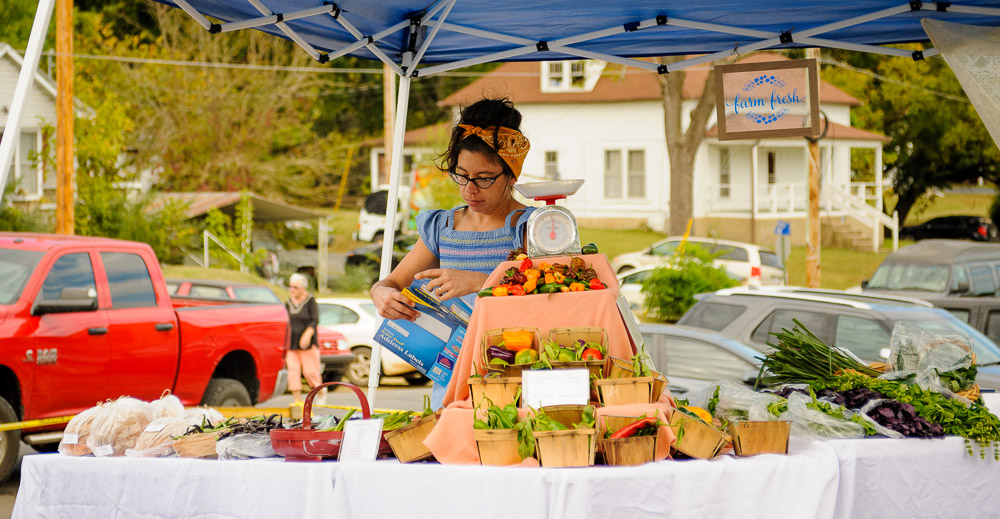 Arranging the vegetables.