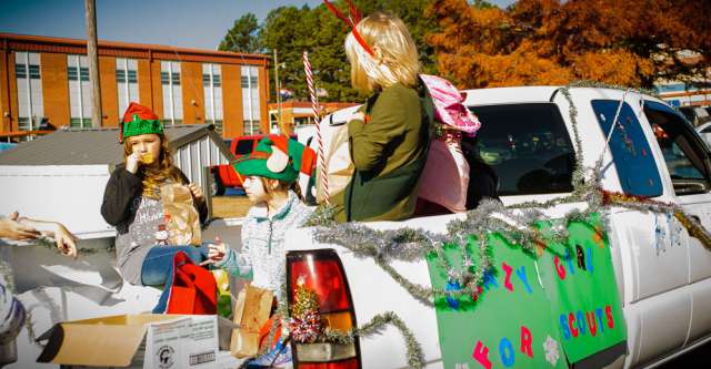 2018 christmas parade 7001773 640x333