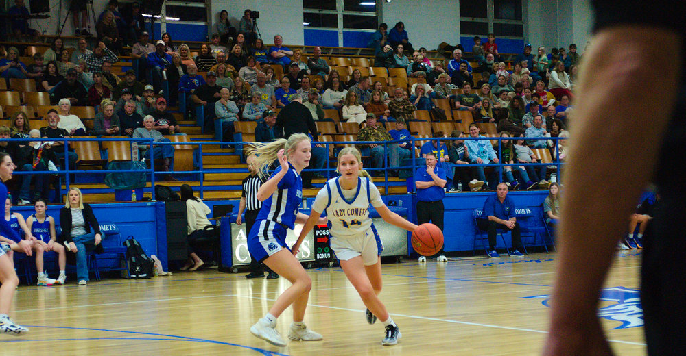 ALTON, MO – JANUARY 29: Alton Comets Miley Haney (14) dribbles around a defender to the basket during the high school basketball game between the Alton Comets and the Bakersfield Lions on January 29, 2024, at the Alton High School Gym in Alton, Missouri. (Photo by Amanda Thomas/AltonMo.com)