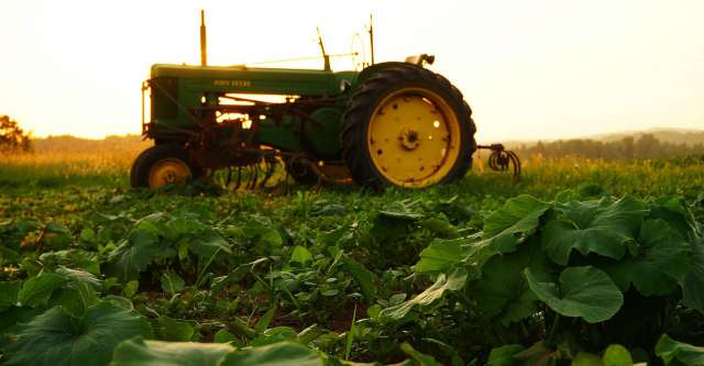 John Deere tractor 640x333