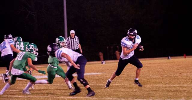 THAYER, MO – SEPTEMBER 20: Salem Tigers Tobey Grover (25) looks for an opening to run through during the high school football game between the Thayer Bobcats and the Salem Tigers on September 20, 2024, at the Thayer High School football field in Thayer, MO. (Photo by Amanda Thomas/AltonMo.com)