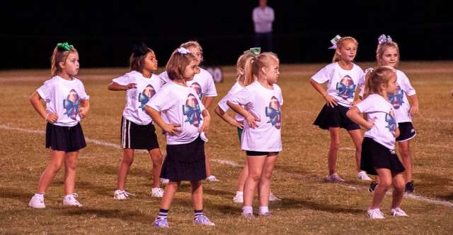 THAYER, MO – SEPTEMBER 6: Thayer Bobcats little cat cheerleaders perform during halftime of the high school football game between the Thayer Bobcats and the Lighthouse Christian Chargers on September 6, 2024, at the Thayer High School football field in Thayer, MO. (Photo by Amanda Thomas/AltonMo.com