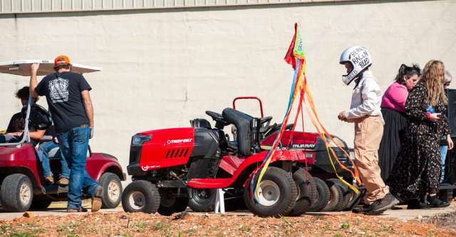 The lawn mower's lined up for the lawn mower race.