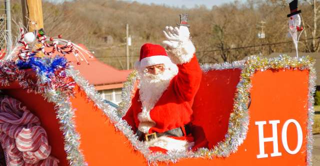 2018 christmas parade 7002001 640x333