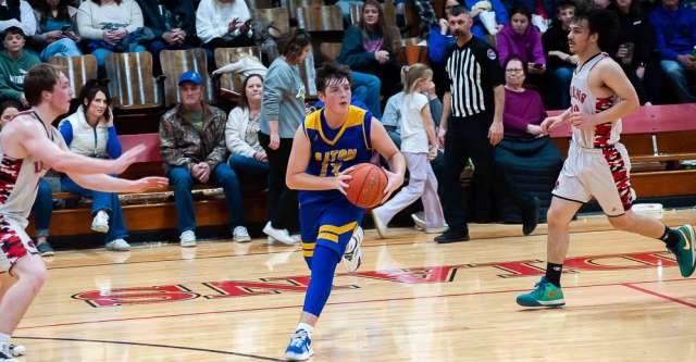 COUCH, MO – JANUARY 14: Alton Comets Grant Cauthen (13) gets ready to pass the ball to his teammate during the high school basketball game between the Alton Comets and Couch Indians on January 14, 2025 at the Couch High School Gym in Couch, Missouri. (Photo by Amanda Thomas/AltonMo.com)