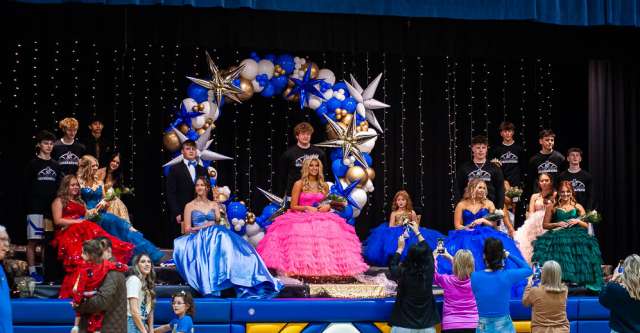 ALTON, MO – JANUARY 4: The 2025 Alton High School Homecoming Court with Homecoming Queen Alee Willard before the high school basketball game between the Alton Comets and the Summersville Wildcats on January 4, 2025 at the Alton High School Gym in Alton, Missouri. (Photo by Amanda Thomas/AltonMo.com)