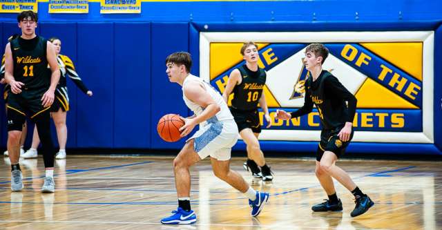 ALTON, MO – JANUARY 4: Alton Comets Kade Clary (11) gets ready to pass the ball during the high school basketball game between the Alton Comets and the Summersville Wildcats on January 4, 2025 at the Alton High School Gym in Alton, Missouri. (Photo by Amanda Thomas/AltonMo.com)