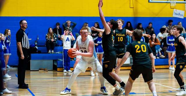 ALTON, MO – JANUARY 4: Alton Comets Corbin Tharp (34) looks to make the shot during the high school basketball game between the Alton Comets and the Summersville Wildcats on January 4, 2025 at the Alton High School Gym in Alton, Missouri. (Photo by Amanda Thomas/AltonMo.com)